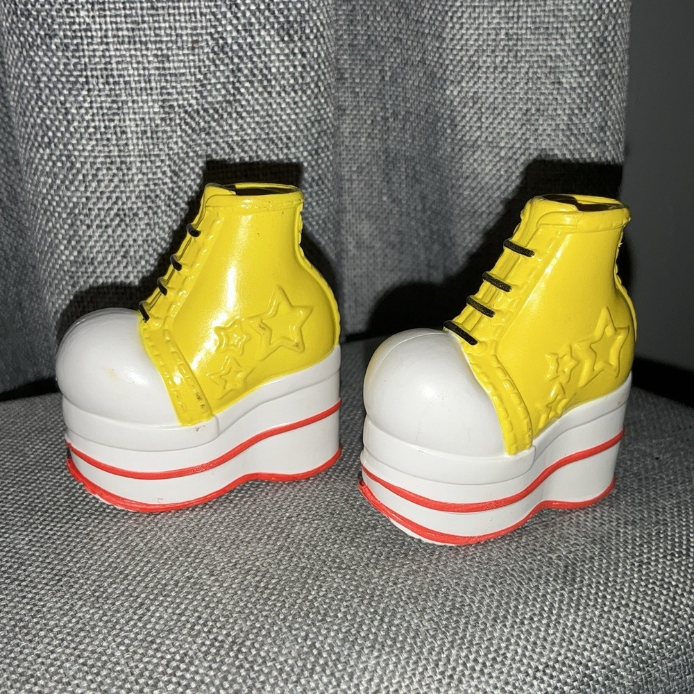 BRATZ Doll Kisses! XOXO Fashion Pack REPLACEMENT Yellow PLATFORM SNEAKERS EUC